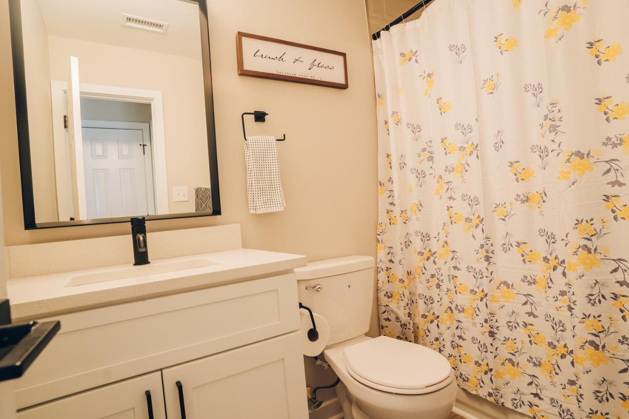 City Retreat - 4 Bedroom Oasis With King & Private Yard Near Downtown Charlotte Exterior photo